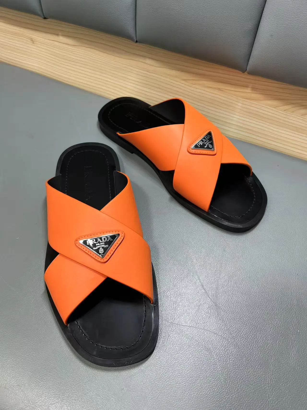340💰PRADA Prada’s latest slippers are synchronized with the official website. This slipper is made of the brand’s unique and iconic Saffiano leather. The brand logo jumps out from the double straps, and the brand style is clearly visible. Cowhide gives men elegant charm and functional design, making it an ideal choice for vacation and leisure. Size:38-45